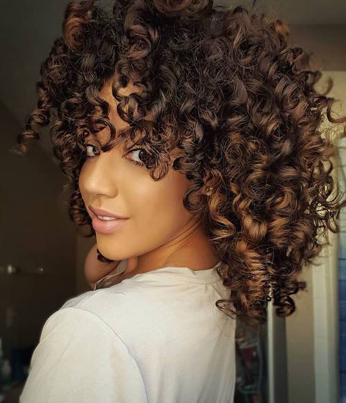 Střední Natural Curly Hairstyle
