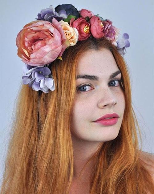 lange rote Haare mit floraler Krone
