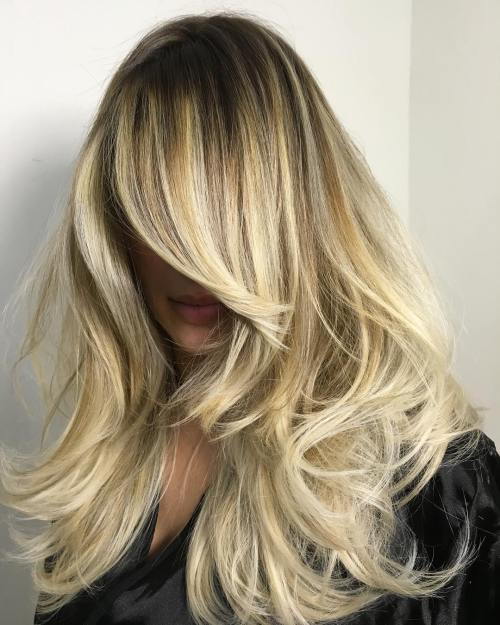 дълго Blonde Layered Hairstyle With Roots Fade