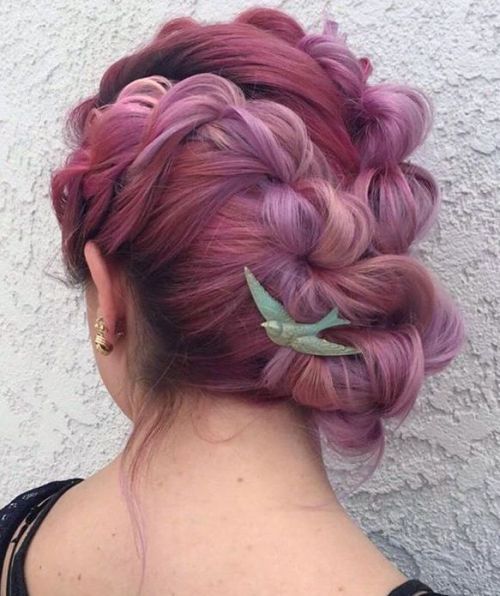 Geflochtene Hochsteckfrisur für Pastell rosa Haar