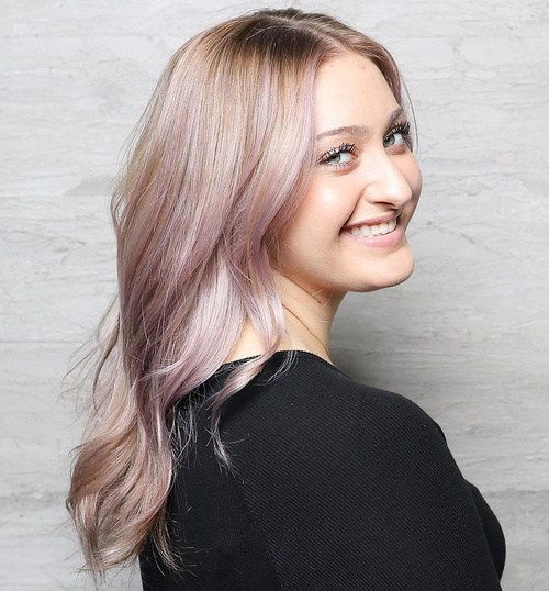 灰金发和粉彩紫色发型