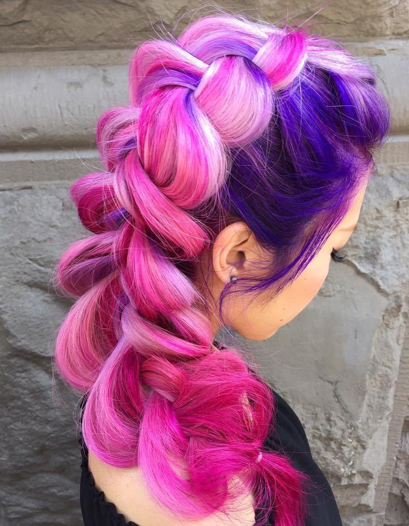 粉红色和紫色头发与金发亮点