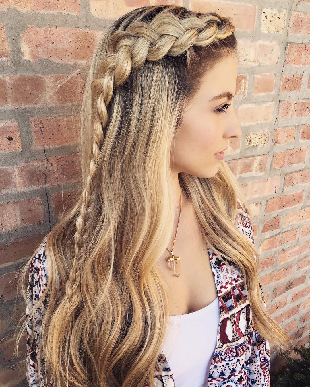 дълго Hairstyle With A Braid