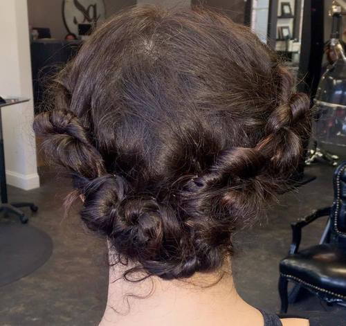 разхвърлян knotted roll updo