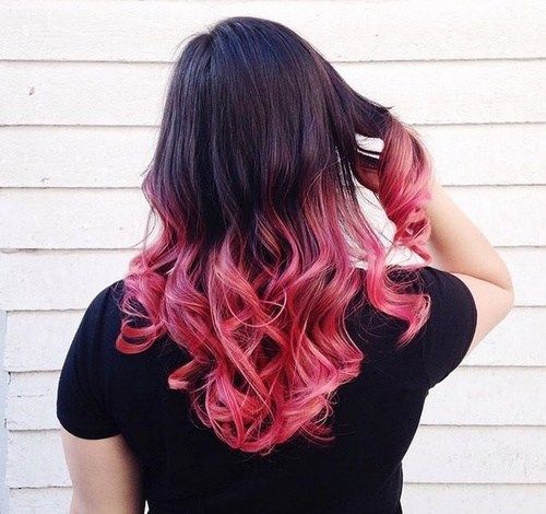 Mittelschwarzes Haar mit rosa Ombre