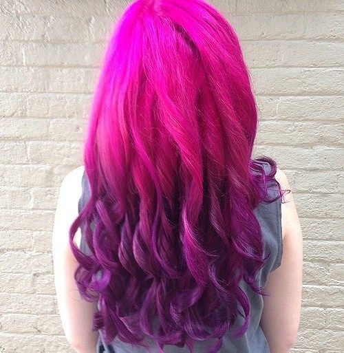 洋红色到紫色的ombre头发