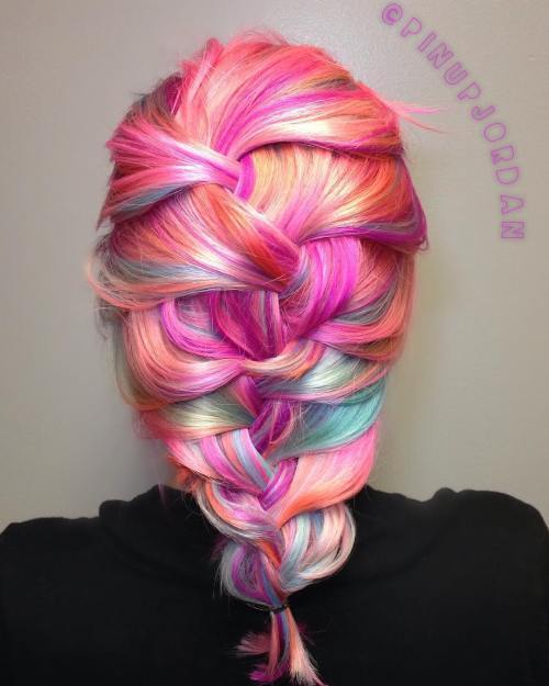 Pastell Haar in einer Meerjungfrau Zopf