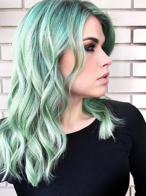波浪柔和的绿色头发