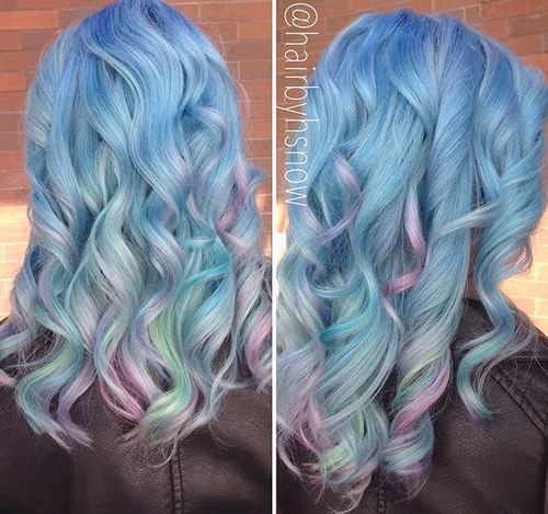 kudrnatý pastel blue hairstyle with lavender highlights