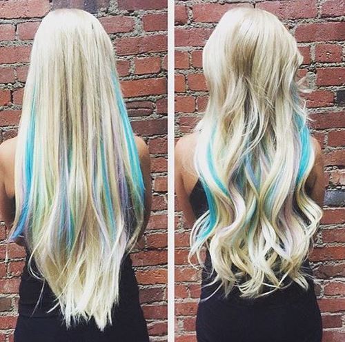 langes blondes Haar mit blauen und lavendelfarbenen Reflexen