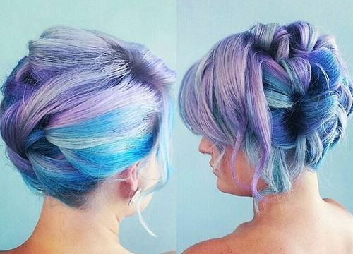 ausgefallene Hochsteckfrisur für Lavendel und blaue Haare