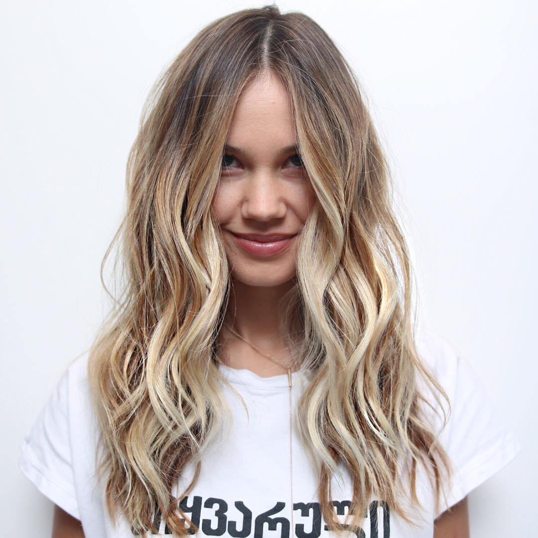 дълго Blonde Wavy Hairstyle