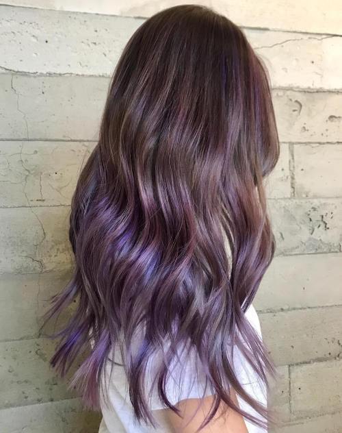 长长的棕色头发与微妙的紫色Balayage