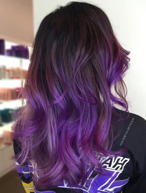 有紫色和桃红色Balayage的布朗头发