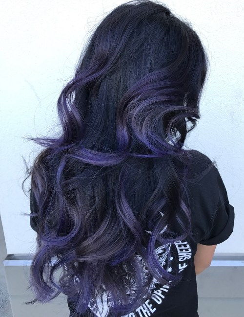 黑头发的紫色蓝色Balayage