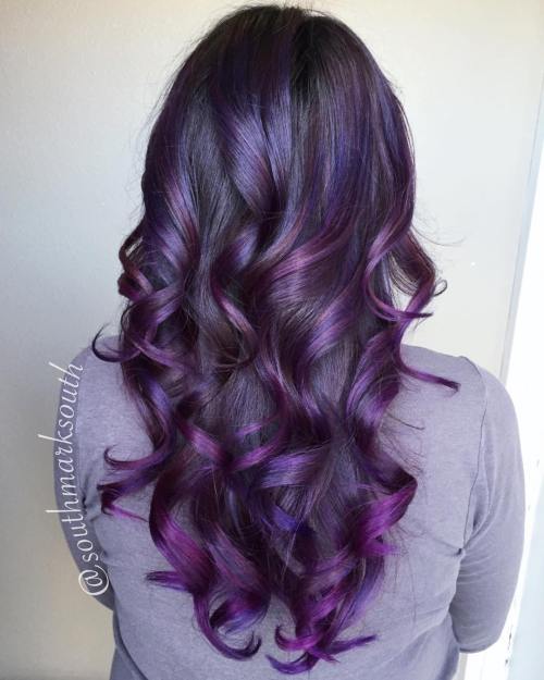 卷曲的黑色与紫色Balayage头发