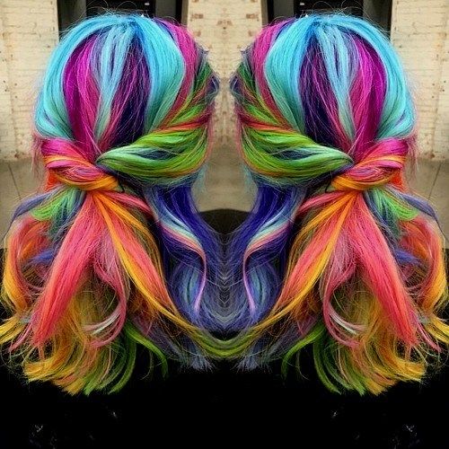 中等长度的彩虹头发