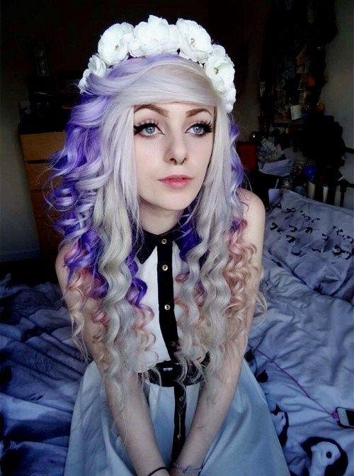 Platin-Haar mit lila und pastellrosa Highlights
