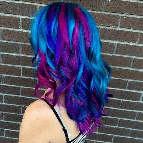 لون الشعر الكهربائي الأزرق والأرجواني