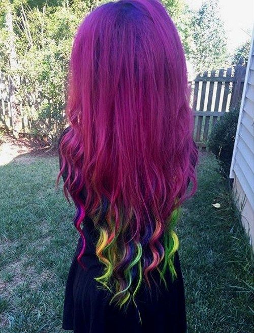 violettes Haar mit Regenbogenenden