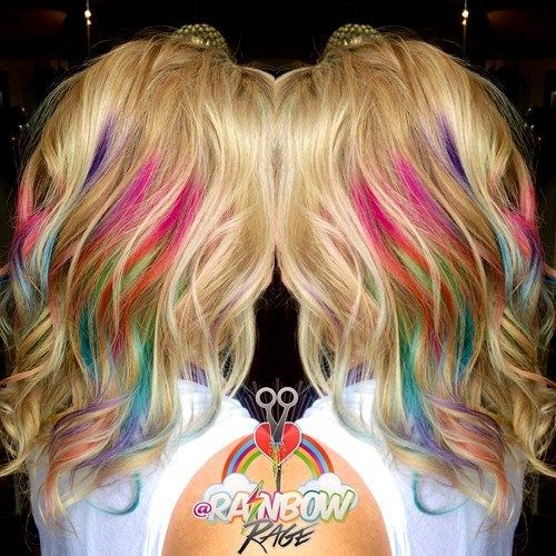 blonde Haare mit Regenbogen-Highlights