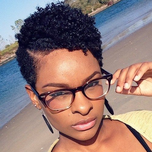 Frau's short black hairstyle with curly top