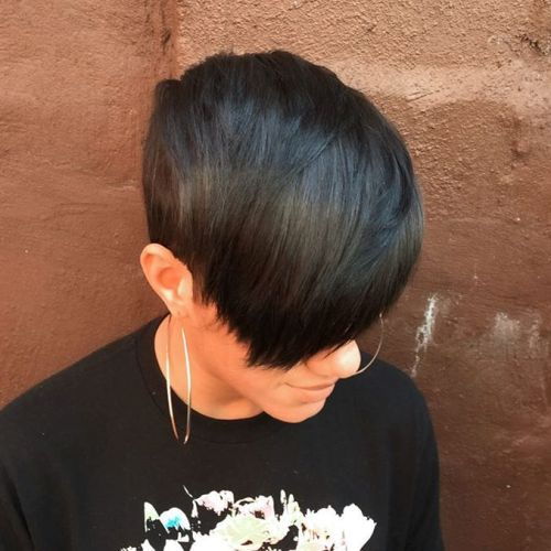 черно pixie haircut with bangs