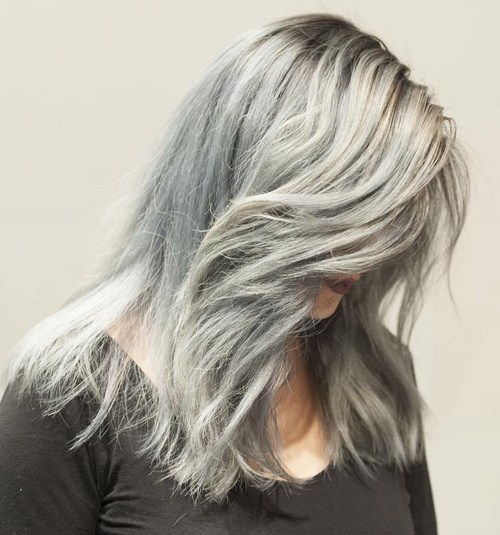 дълго Shaggy Silver Hairstyle