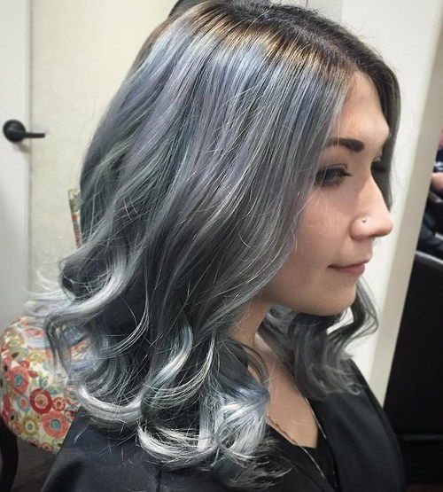 среда Curly Silver Hair With Black Roots