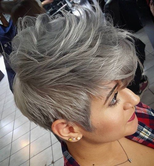 Къс Tousled Gray Hairstyle