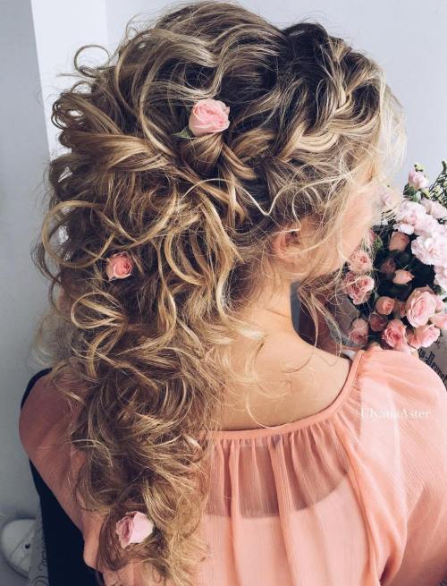 Svatba Curly Half Updo With Roses