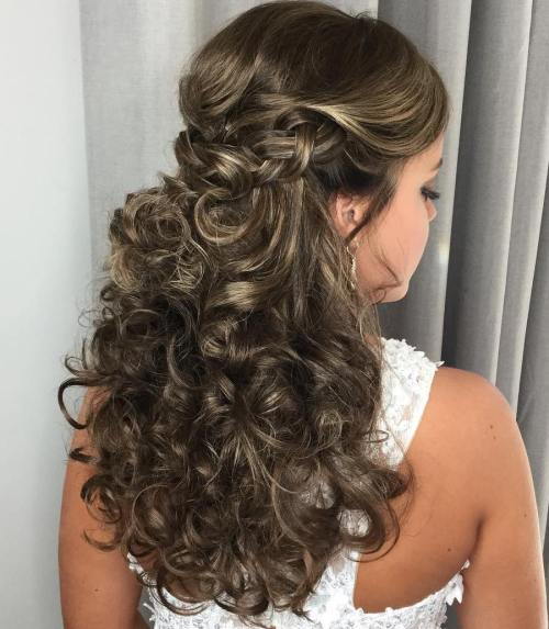 Dlouho Curly Half Updo With A Braid