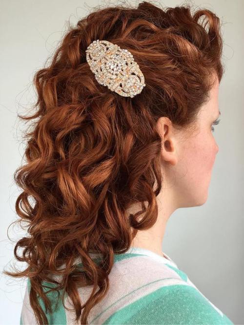 Jednoduše Curly Bridal Hairstyle
