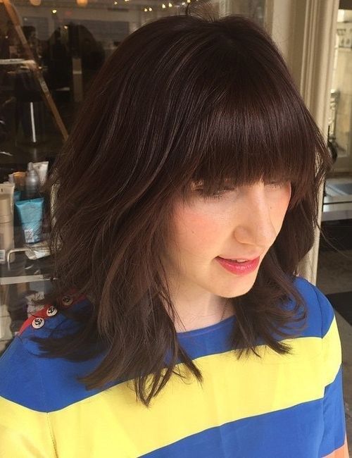 střední layered brown hairstyle with bangs