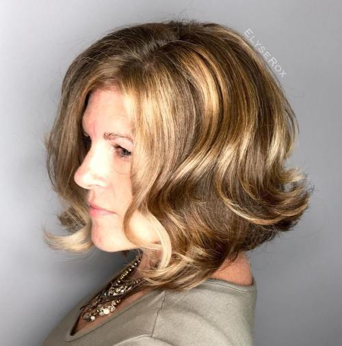център Parted Bob With Caramel Streaks