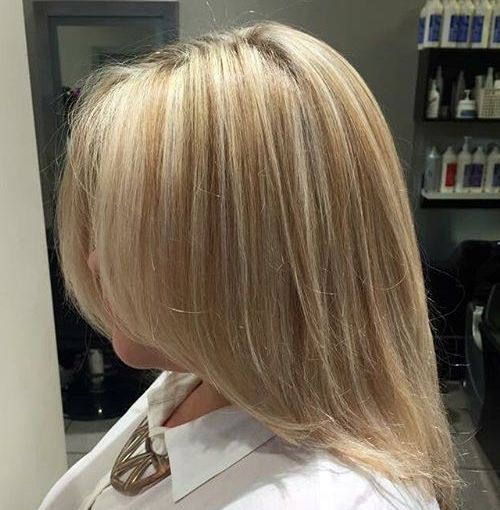 Medium blonde Frisur mit subtilen Highlights
