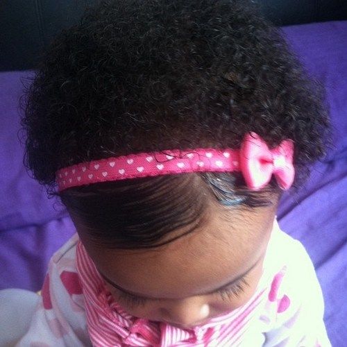 черно baby girls short hairstyle with a headband