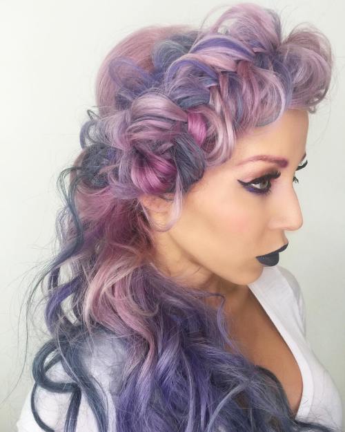 柔和的紫色卷曲编织发型