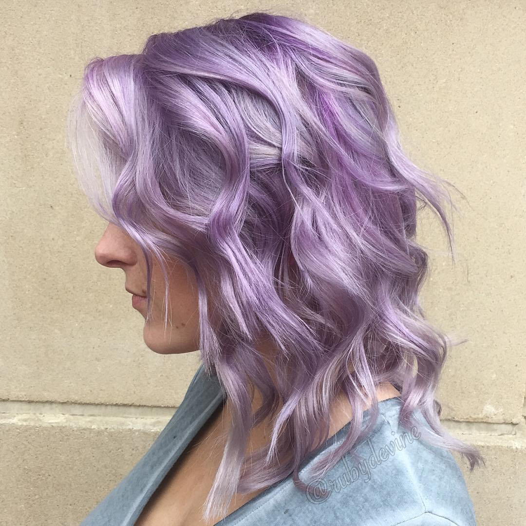 中等柔和的紫色发型
