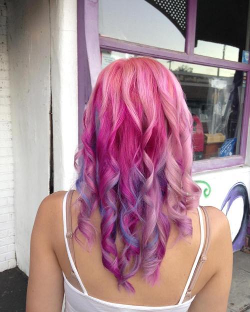 Pastell rosa Haar mit lila Highlights