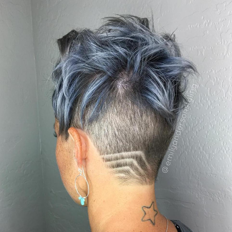 Kurzes Pastellblaues Haar mit hinterschnittener Rückseite