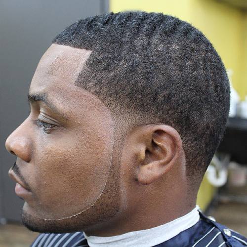 Männer's short African American haircut