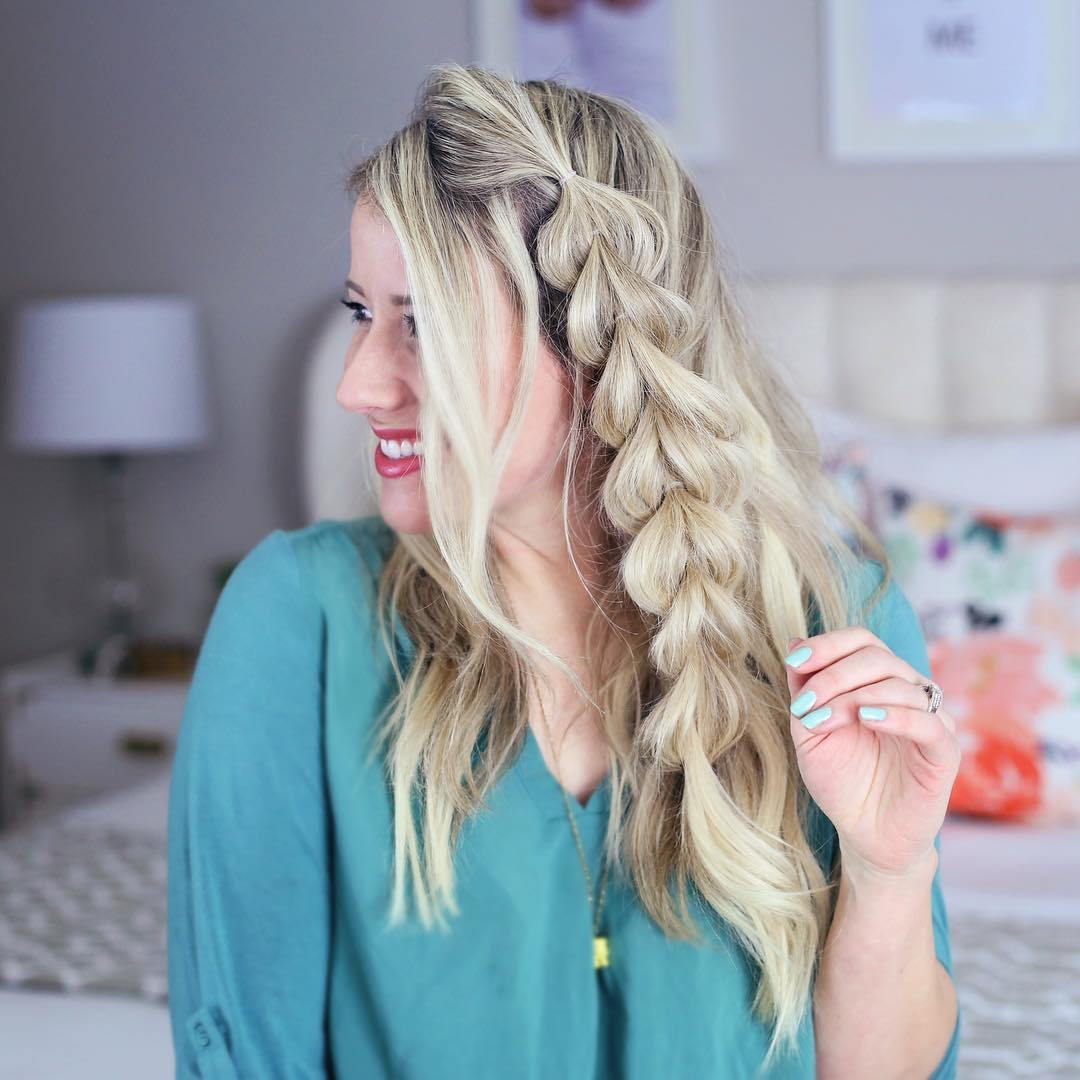 дълго Hairstyle With A Side Pull Through Braid