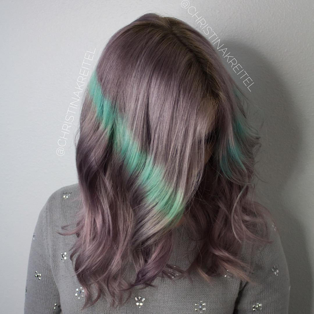 柔和的紫色头发与绿色条纹