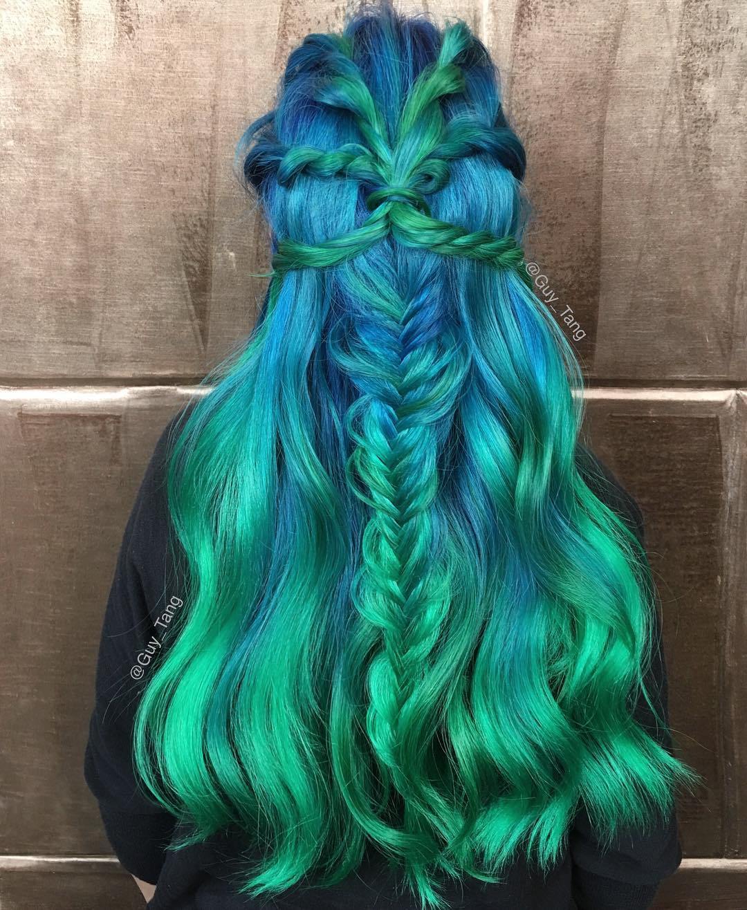 长长的蓝色和绿色的头发