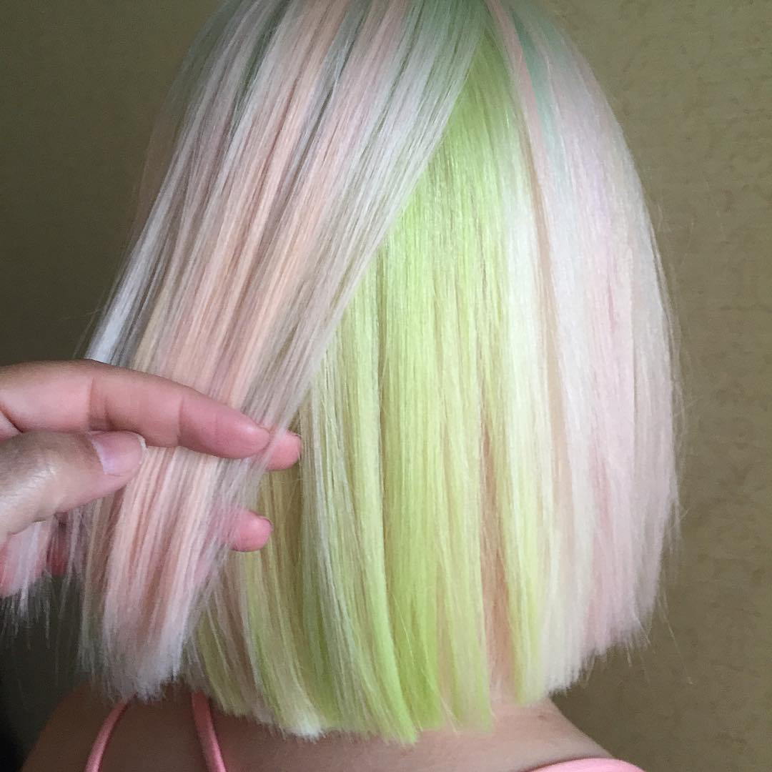 柔和的粉红色和绿色的头发