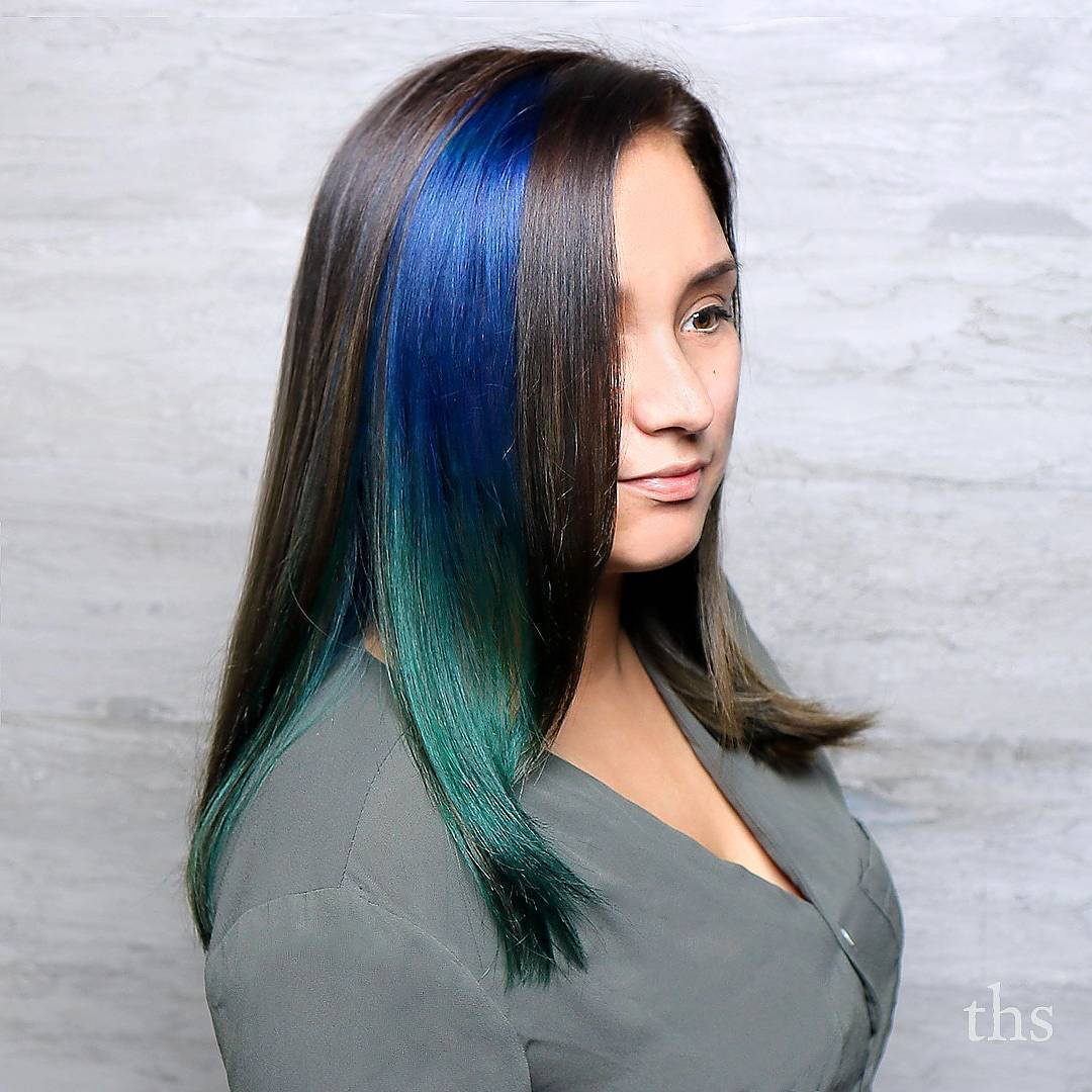 кафяв Hair With Blue And Green Streak