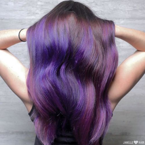 长长的棕色头发的紫色Balayage