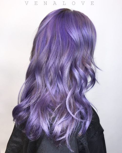 柔和的紫色卷发