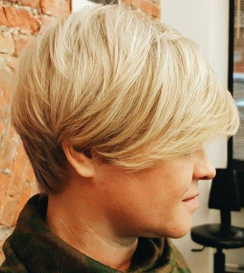 kurze blonde Frisur mit umgekehrter Ombre